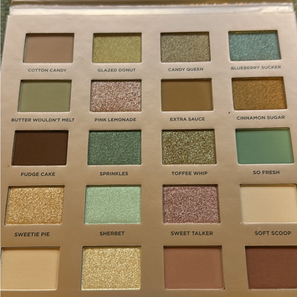 ICONIC London Eyeshadow Palette - Vibrant Mix of Pink, Green, and Gold